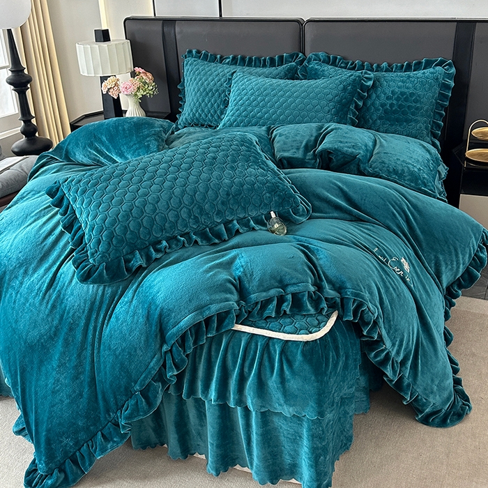 91家纺网 家纺一手货源 找家纺 董韵家纺 2025新款牛奶绒刺绣夹棉床裙四件套系列（控价） 绒语-靛青