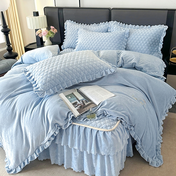 91家纺网 家纺一手货源 找家纺 董韵家纺 2025新款牛奶绒刺绣夹棉床裙四件套系列（控价） 绒语-浅穹蓝