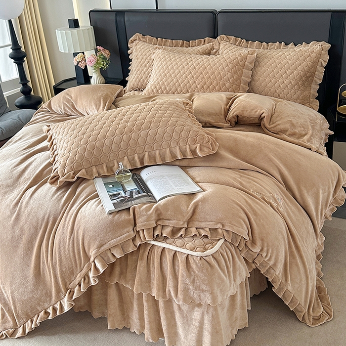 91家纺网 家纺一手货源 找家纺 董韵家纺 2025新款牛奶绒刺绣夹棉床裙四件套系列（控价） 绒语-驼奶咖