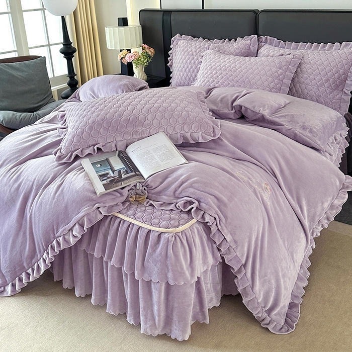 91家纺网 家纺一手货源 找家纺 董韵家纺 2025新款牛奶绒刺绣夹棉床裙四件套系列（控价） 绒语-云紫