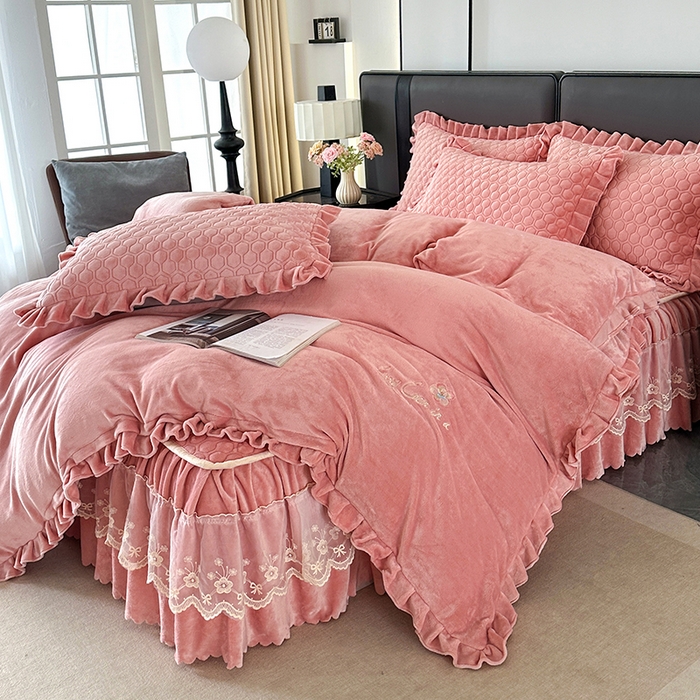 91家纺网 家纺一手货源 找家纺 董韵家纺 2025新款牛奶绒刺绣夹棉床裙四件套系列（控价） 丝语-浅豆沙