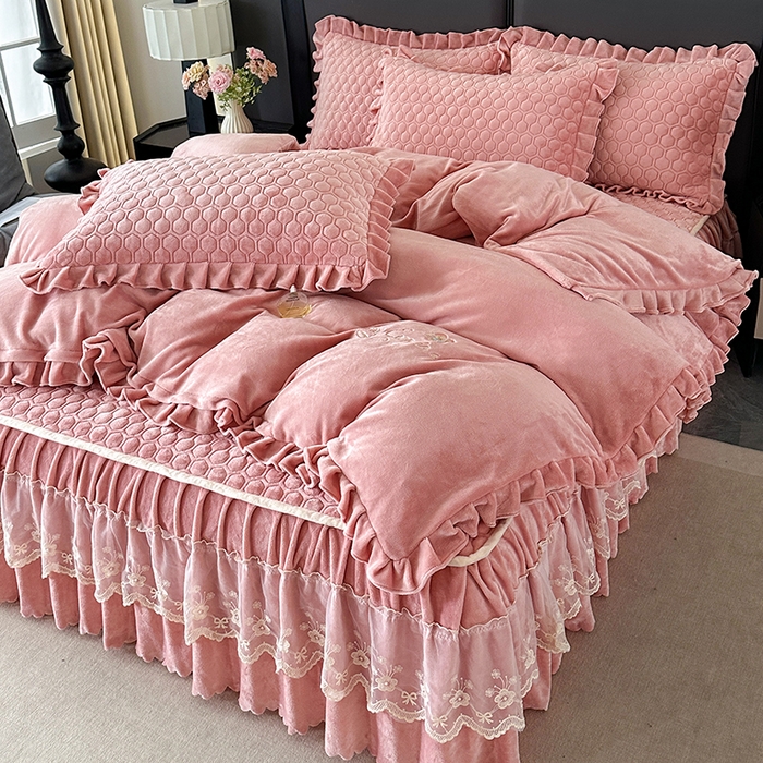 91家纺网 家纺一手货源 找家纺 董韵家纺 2025新款牛奶绒刺绣夹棉床裙四件套系列（控价） 丝语-浅豆沙