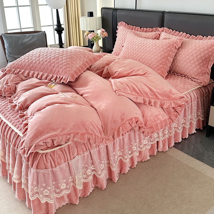 91家纺网 家纺一手货源 找家纺 董韵家纺 2025新款牛奶绒刺绣夹棉床裙四件套系列（控价） 丝语-浅豆沙