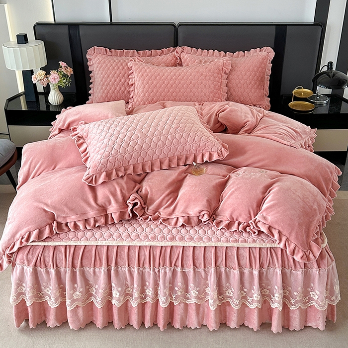 91家纺网 家纺一手货源 找家纺 董韵家纺 2025新款牛奶绒刺绣夹棉床裙四件套系列（控价） 丝语-浅豆沙