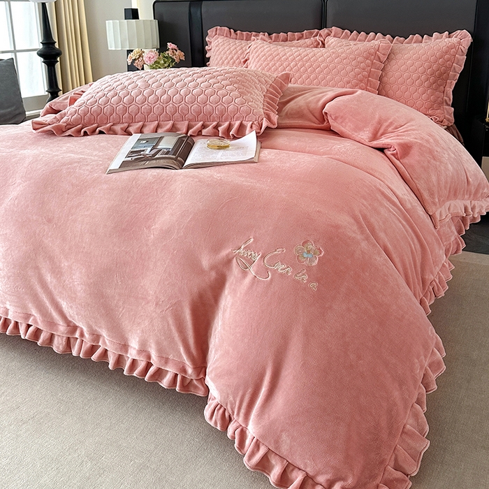 91家纺网 家纺一手货源 找家纺 董韵家纺 2025新款牛奶绒刺绣夹棉床裙四件套系列（控价） 丝语-浅豆沙