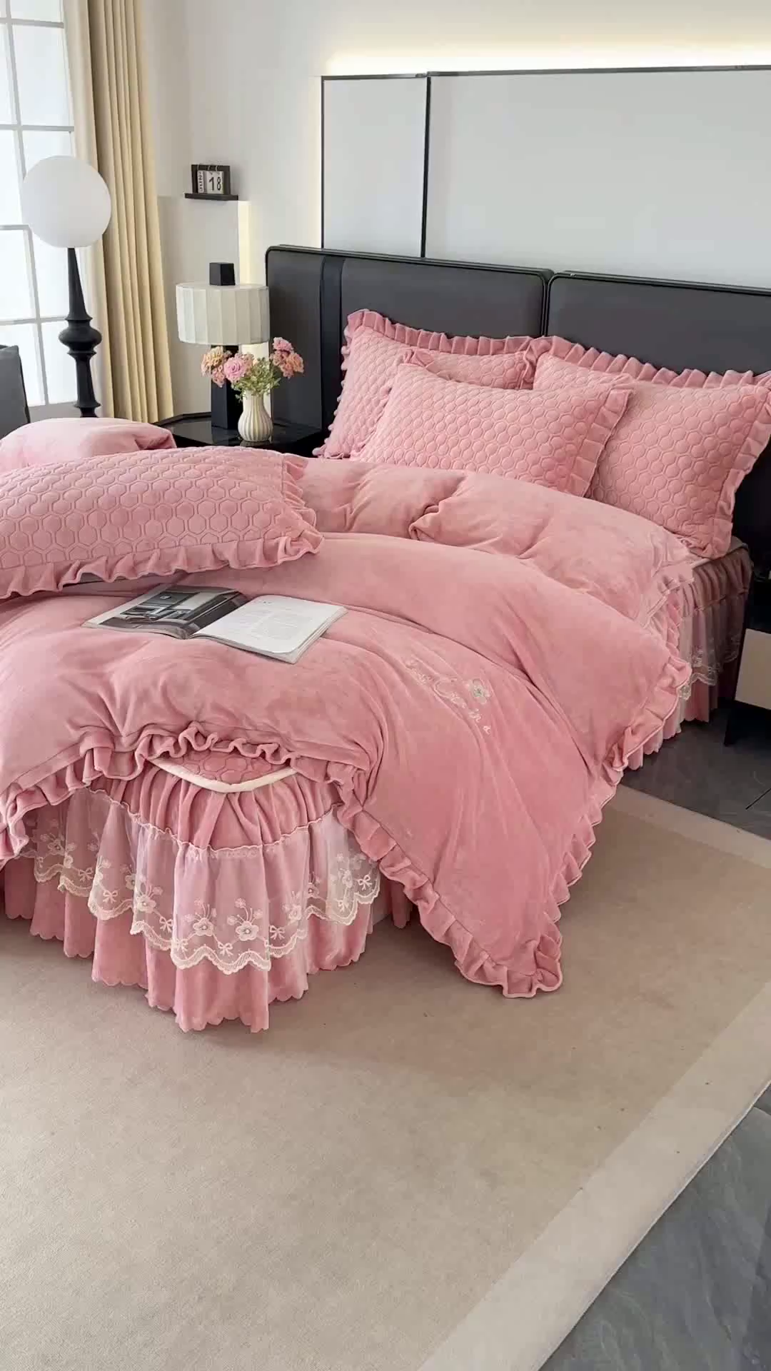 91家纺网 家纺一手货源 找家纺 董韵家纺 2025新款牛奶绒刺绣夹棉床裙四件套系列（控价） 丝语-浅豆沙