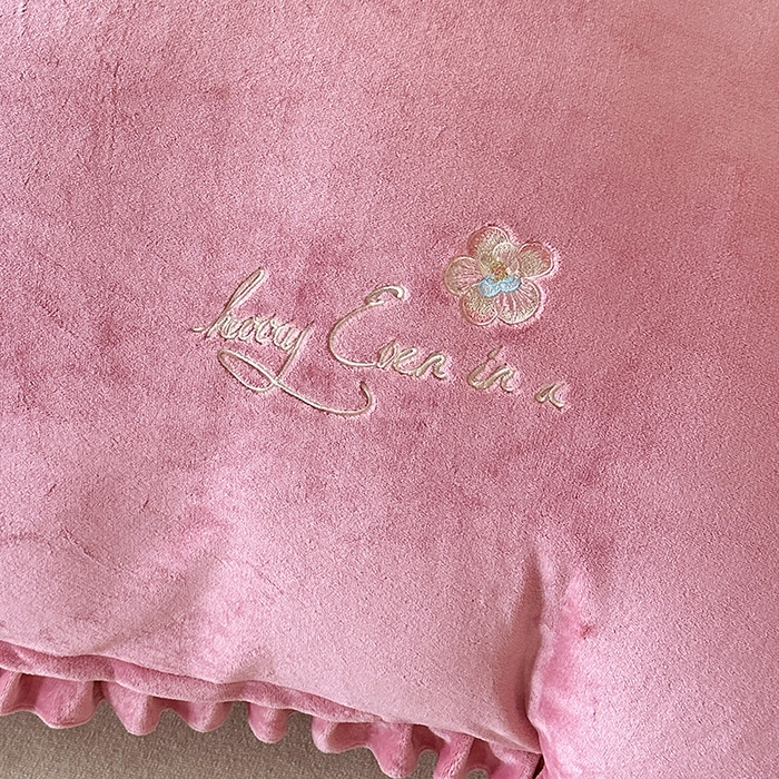 91家纺网 家纺一手货源 找家纺 董韵家纺 2025新款牛奶绒刺绣夹棉床裙四件套系列（控价） 丝语-豆沙