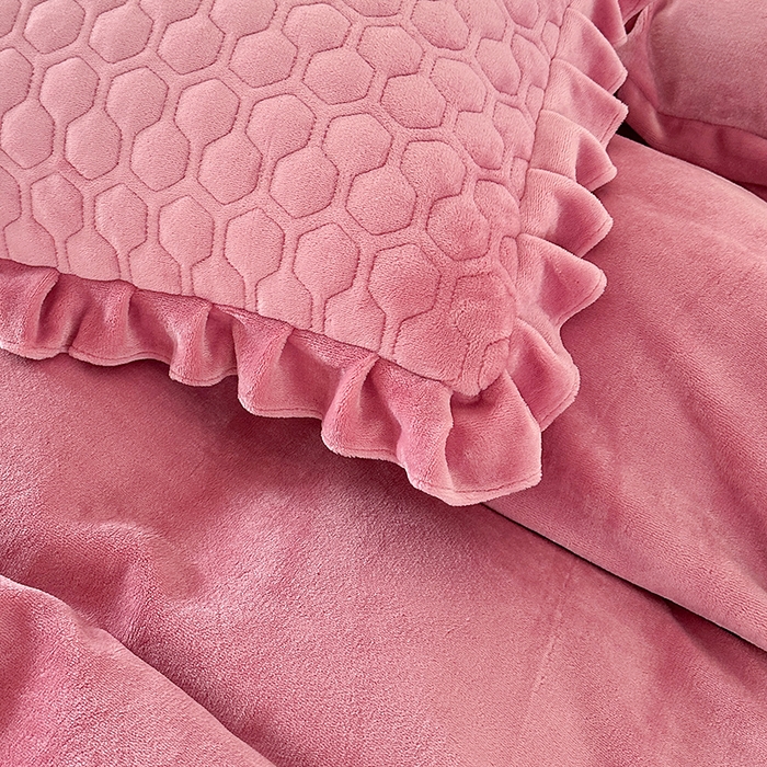 91家纺网 家纺一手货源 找家纺 董韵家纺 2025新款牛奶绒刺绣夹棉床裙四件套系列（控价） 丝语-豆沙