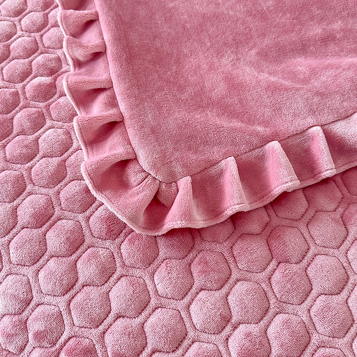 91家纺网 家纺一手货源 找家纺 董韵家纺 2025新款牛奶绒刺绣夹棉床裙四件套系列（控价） 丝语-豆沙