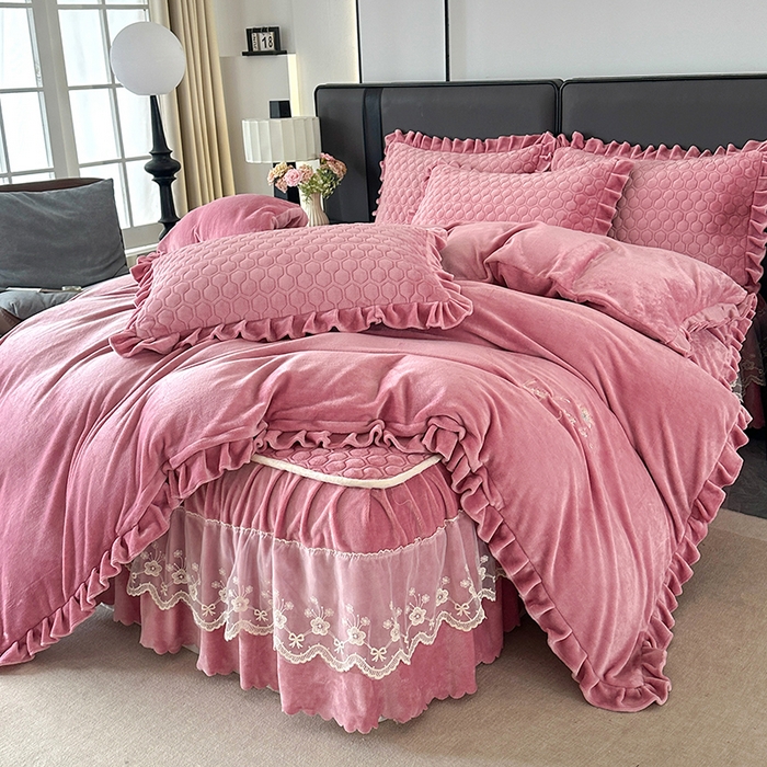 91家纺网 家纺一手货源 找家纺 董韵家纺 2025新款牛奶绒刺绣夹棉床裙四件套系列（控价） 丝语-豆沙