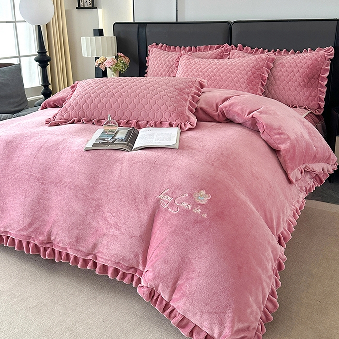 91家纺网 家纺一手货源 找家纺 董韵家纺 2025新款牛奶绒刺绣夹棉床裙四件套系列（控价） 丝语-豆沙