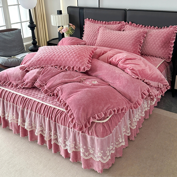 91家纺网 家纺一手货源 找家纺 董韵家纺 2025新款牛奶绒刺绣夹棉床裙四件套系列（控价） 丝语-豆沙