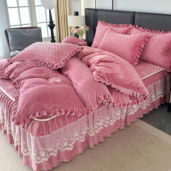 91家纺网 家纺一手货源 找家纺 董韵家纺 2025新款牛奶绒刺绣夹棉床裙四件套系列（控价） 丝语-豆沙