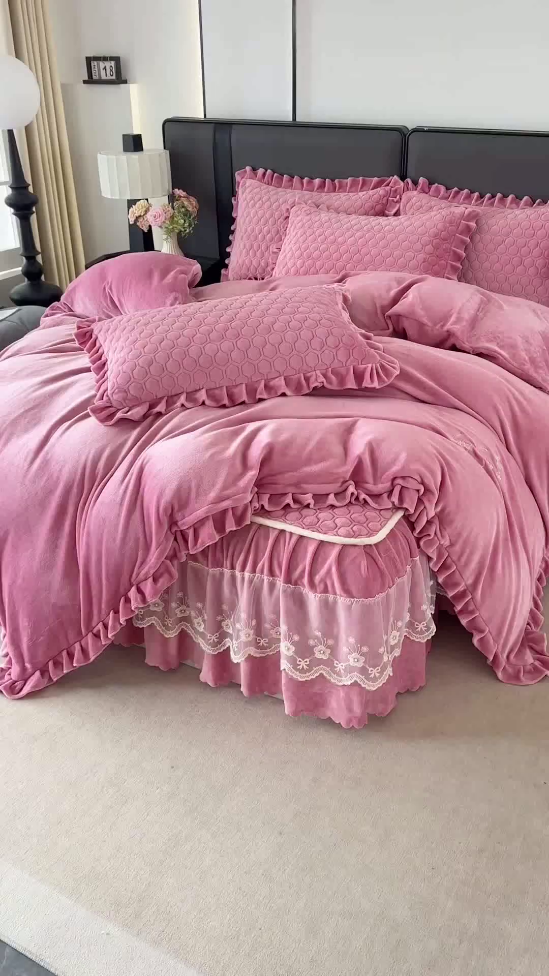 91家纺网 家纺一手货源 找家纺 董韵家纺 2025新款牛奶绒刺绣夹棉床裙四件套系列（控价） 丝语-豆沙