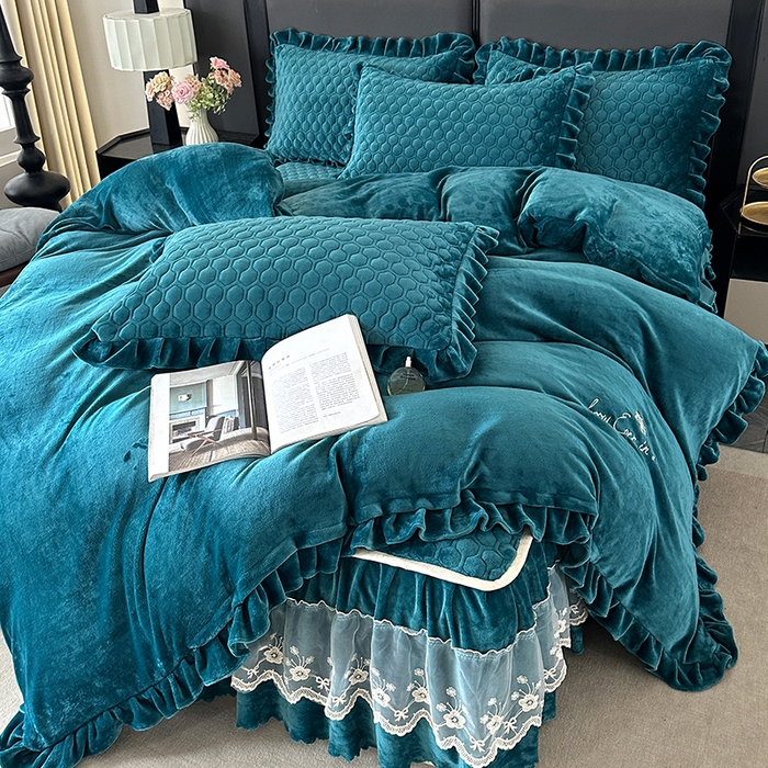 91家纺网 家纺一手货源 找家纺 董韵家纺 2025新款牛奶绒刺绣夹棉床裙四件套系列（控价） 丝语-靛青