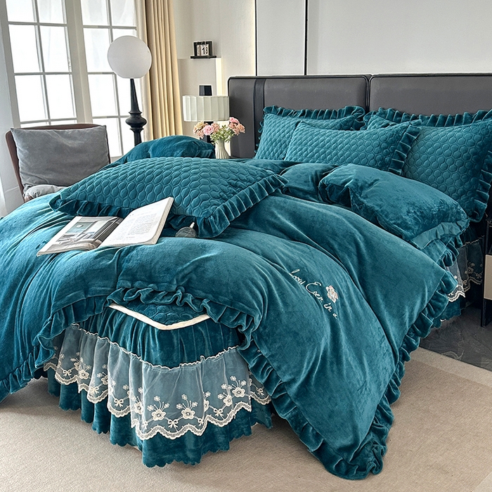 91家纺网 家纺一手货源 找家纺 董韵家纺 2025新款牛奶绒刺绣夹棉床裙四件套系列（控价） 丝语-靛青