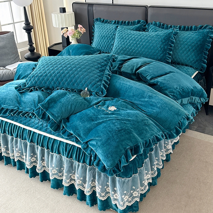 91家纺网 家纺一手货源 找家纺 董韵家纺 2025新款牛奶绒刺绣夹棉床裙四件套系列（控价） 丝语-靛青