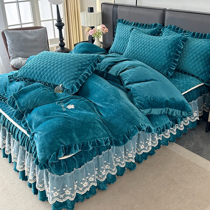 91家纺网 家纺一手货源 找家纺 董韵家纺 2025新款牛奶绒刺绣夹棉床裙四件套系列（控价） 丝语-靛青