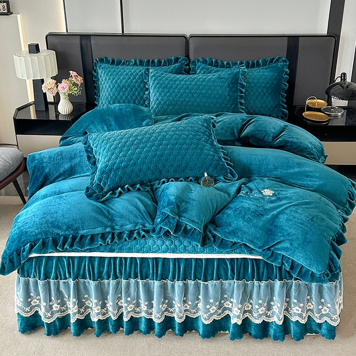 91家纺网 家纺一手货源 找家纺 董韵家纺 2025新款牛奶绒刺绣夹棉床裙四件套系列（控价） 丝语-靛青