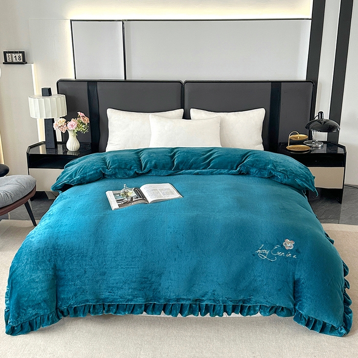 91家纺网 家纺一手货源 找家纺 董韵家纺 2025新款牛奶绒刺绣夹棉床裙四件套系列（控价） 丝语-靛青