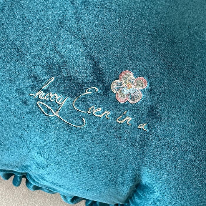 91家纺网 家纺一手货源 找家纺 董韵家纺 2025新款牛奶绒刺绣夹棉床裙四件套系列（控价） 丝语-靛青