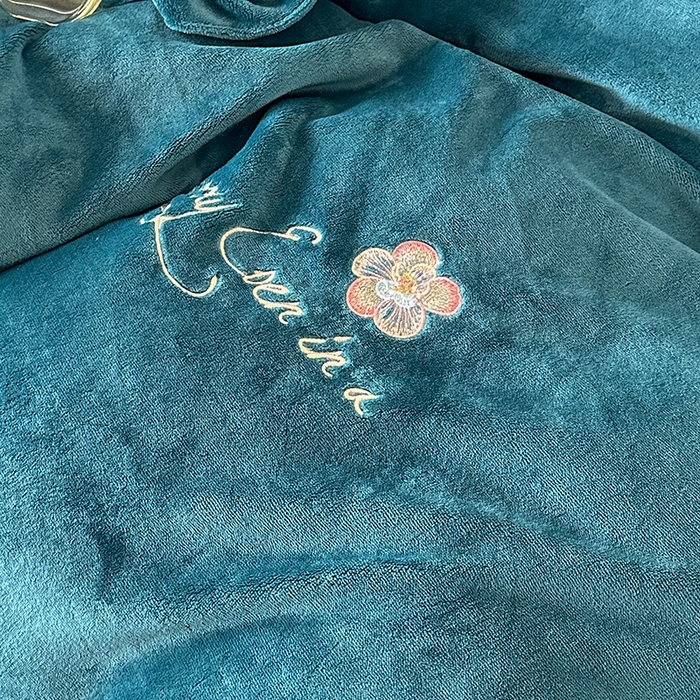 91家纺网 家纺一手货源 找家纺 董韵家纺 2025新款牛奶绒刺绣夹棉床裙四件套系列（控价） 丝语-靛青