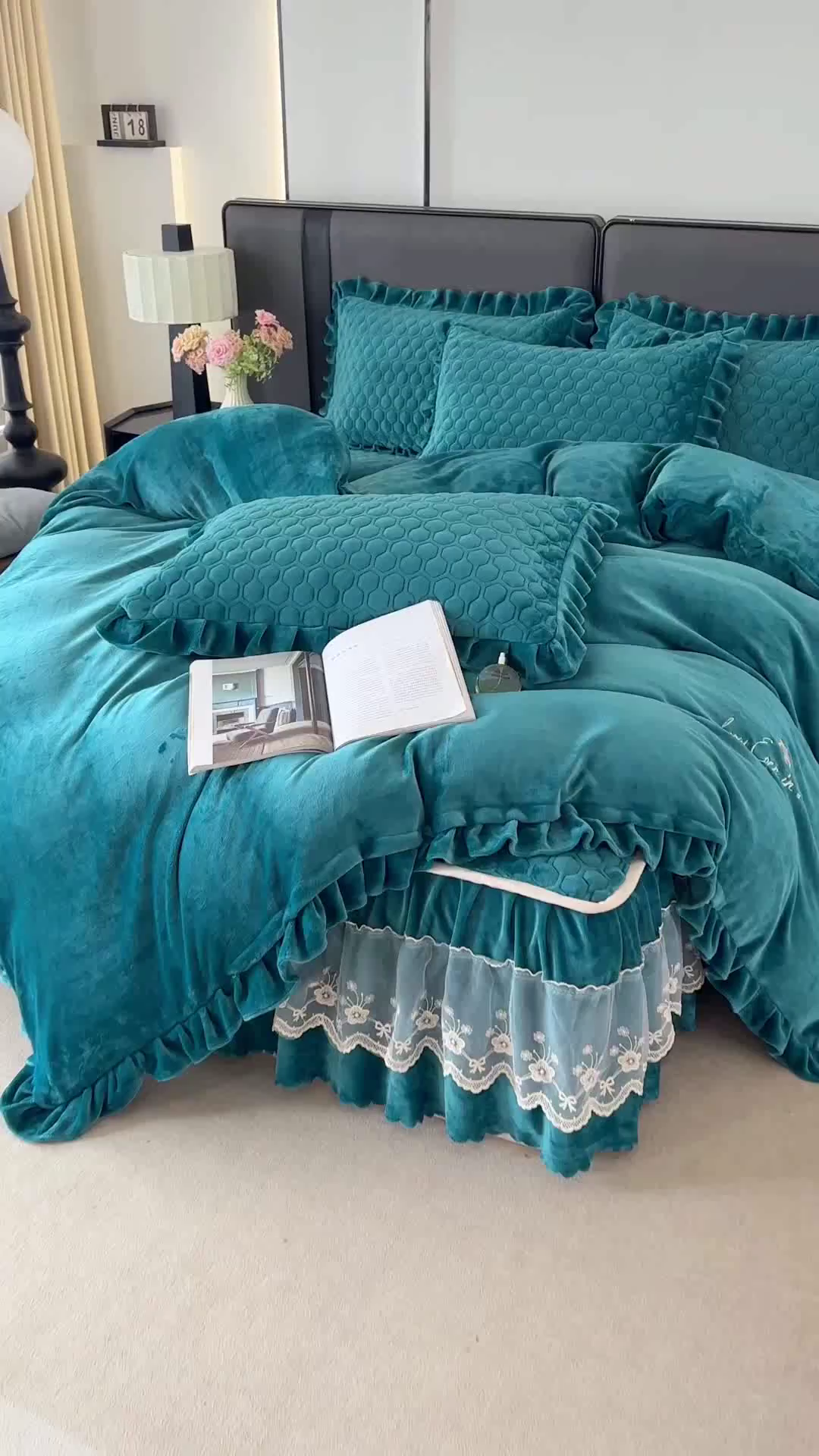 91家纺网 家纺一手货源 找家纺 董韵家纺 2025新款牛奶绒刺绣夹棉床裙四件套系列（控价） 丝语-靛青