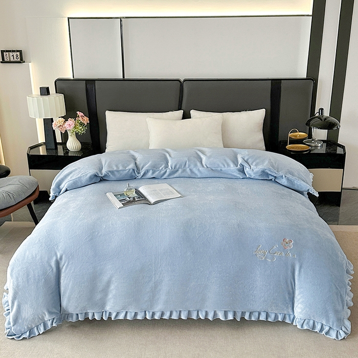 91家纺网 家纺一手货源 找家纺 董韵家纺 2025新款牛奶绒刺绣夹棉床裙四件套系列（控价） 丝语-浅穹蓝