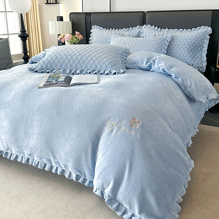 91家纺网 家纺一手货源 找家纺 董韵家纺 2025新款牛奶绒刺绣夹棉床裙四件套系列（控价） 丝语-浅穹蓝