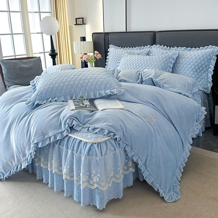 91家纺网 家纺一手货源 找家纺 董韵家纺 2025新款牛奶绒刺绣夹棉床裙四件套系列（控价） 丝语-浅穹蓝