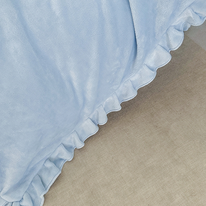 91家纺网 家纺一手货源 找家纺 董韵家纺 2025新款牛奶绒刺绣夹棉床裙四件套系列（控价） 丝语-浅穹蓝