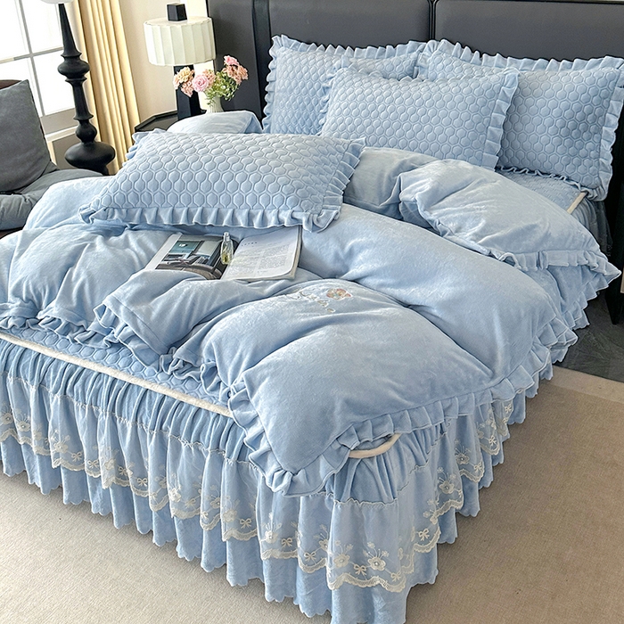 91家纺网 家纺一手货源 找家纺 董韵家纺 2025新款牛奶绒刺绣夹棉床裙四件套系列（控价） 丝语-浅穹蓝