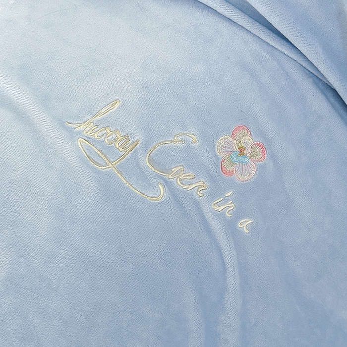 91家纺网 家纺一手货源 找家纺 董韵家纺 2025新款牛奶绒刺绣夹棉床裙四件套系列（控价） 丝语-浅穹蓝