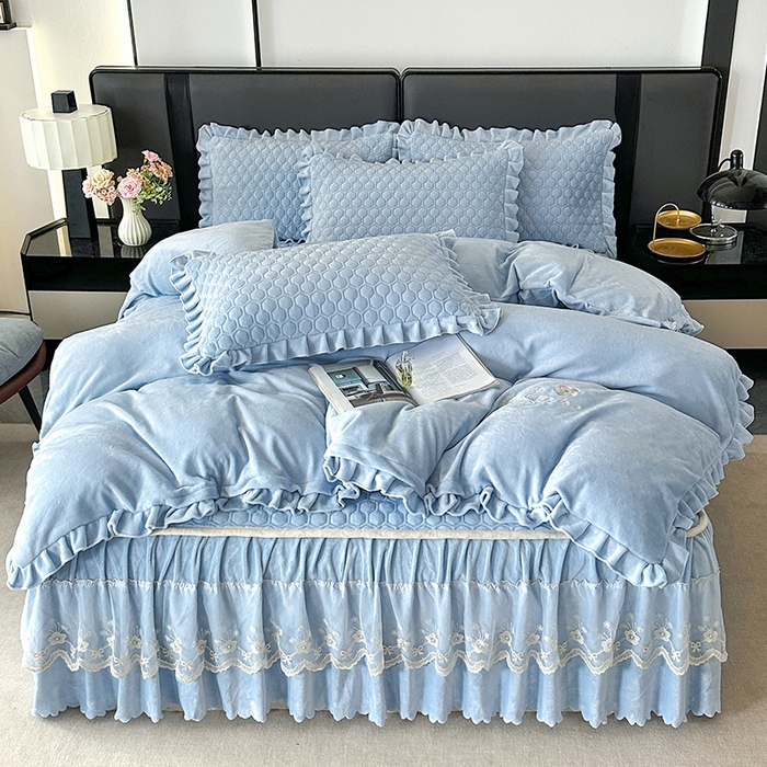 91家纺网 家纺一手货源 找家纺 董韵家纺 2025新款牛奶绒刺绣夹棉床裙四件套系列（控价） 丝语-浅穹蓝
