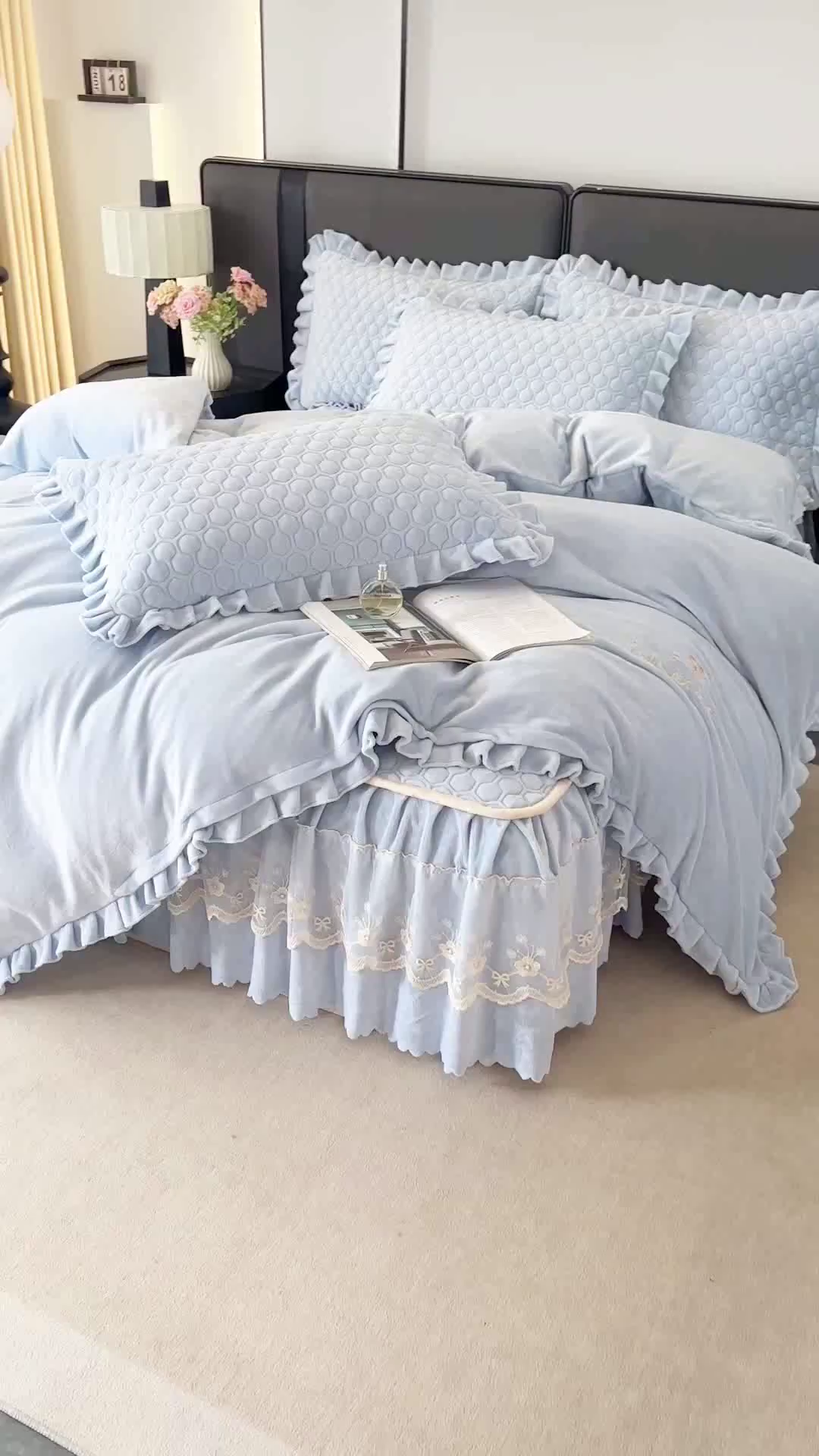 91家纺网 家纺一手货源 找家纺 董韵家纺 2025新款牛奶绒刺绣夹棉床裙四件套系列（控价） 丝语-浅穹蓝