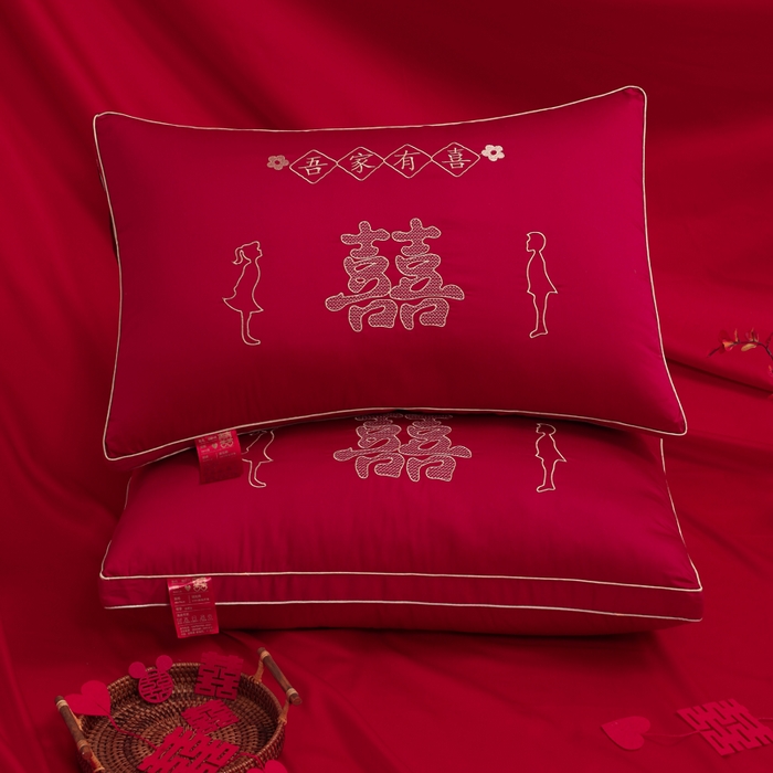 91家纺网 家纺一手货源 找家纺 （总）仁宇枕业 2025新款精美刺绣全棉大红枕头喜事成双婚庆新娘新郎结婚枕头枕芯