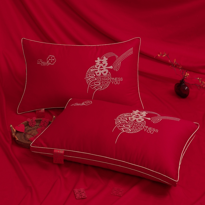 91家纺网 家纺一手货源 找家纺 （总）仁宇枕业 2025新款精美刺绣全棉大红枕头喜事成双婚庆新娘新郎结婚枕头枕芯