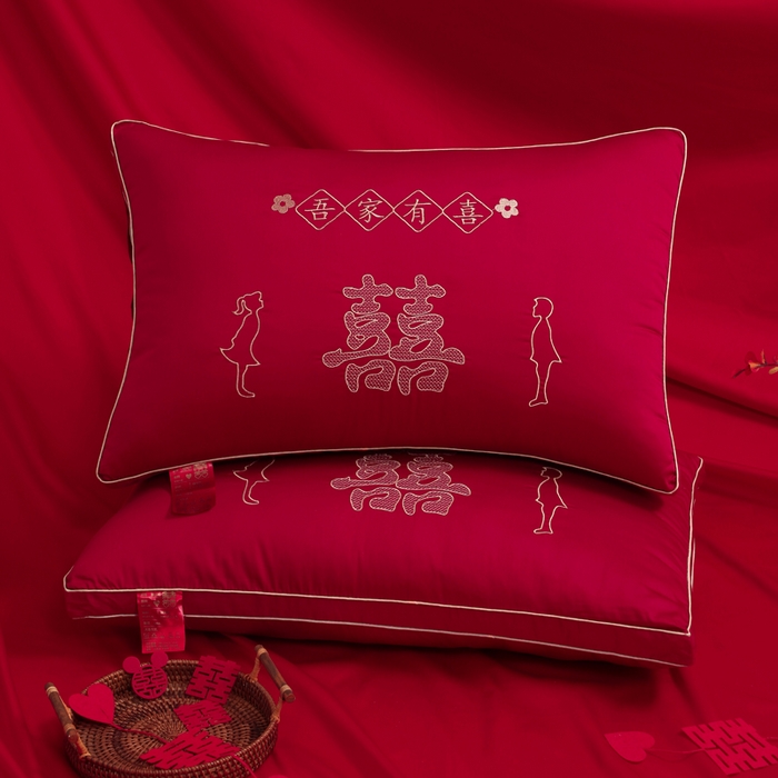 91家纺网 家纺一手货源 找家纺 （总）仁宇枕业 2025新款精美刺绣全棉大红枕头喜事成双婚庆新娘新郎结婚枕头枕芯