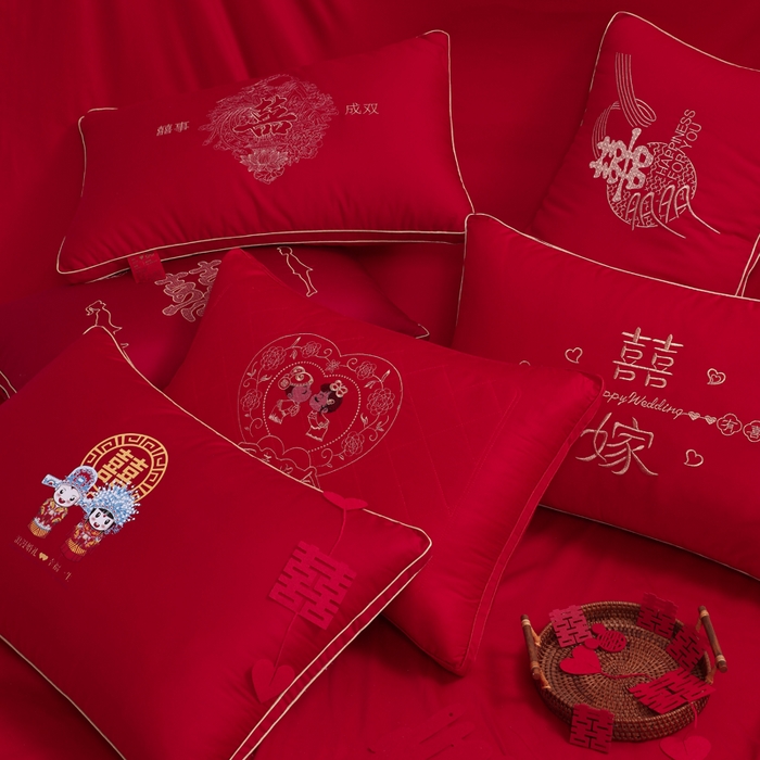91家纺网 家纺一手货源 找家纺 （总）仁宇枕业 2025新款精美刺绣全棉大红枕头喜事成双婚庆新娘新郎结婚枕头枕芯
