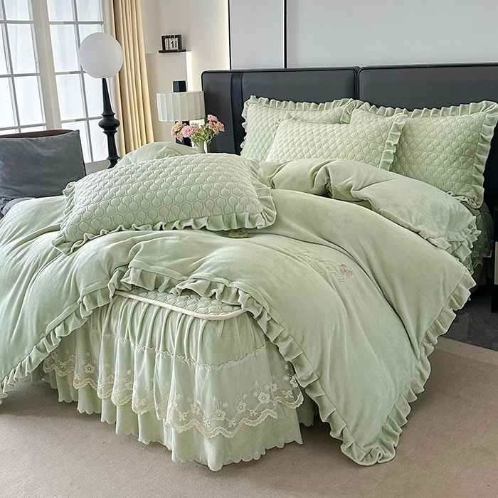 91家纺网 家纺一手货源 找家纺 董韵家纺 2025新款牛奶绒刺绣夹棉床裙四件套系列（控价） 丝语-青霭