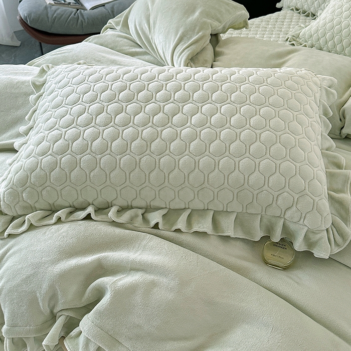 91家纺网 家纺一手货源 找家纺 董韵家纺 2025新款牛奶绒刺绣夹棉床裙四件套系列（控价） 丝语-青霭