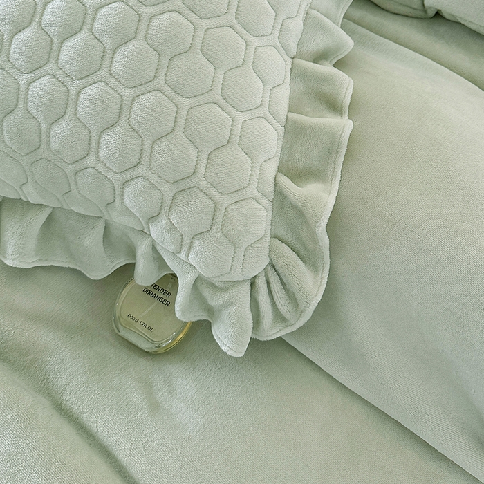 91家纺网 家纺一手货源 找家纺 董韵家纺 2025新款牛奶绒刺绣夹棉床裙四件套系列（控价） 丝语-青霭