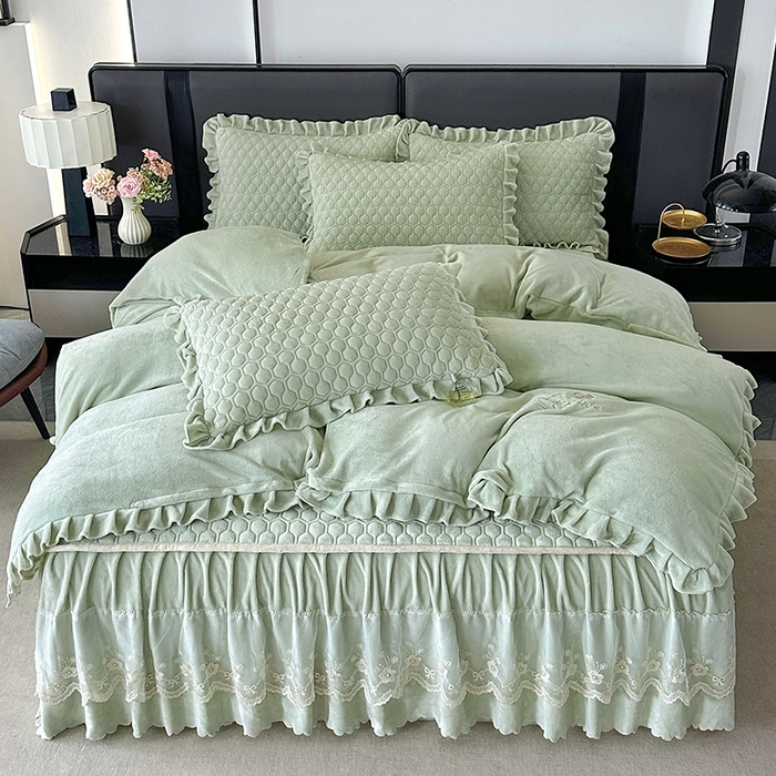 91家纺网 家纺一手货源 找家纺 董韵家纺 2025新款牛奶绒刺绣夹棉床裙四件套系列（控价） 丝语-青霭