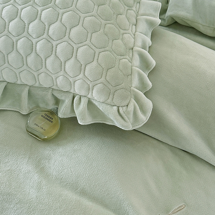 91家纺网 家纺一手货源 找家纺 董韵家纺 2025新款牛奶绒刺绣夹棉床裙四件套系列（控价） 丝语-青霭