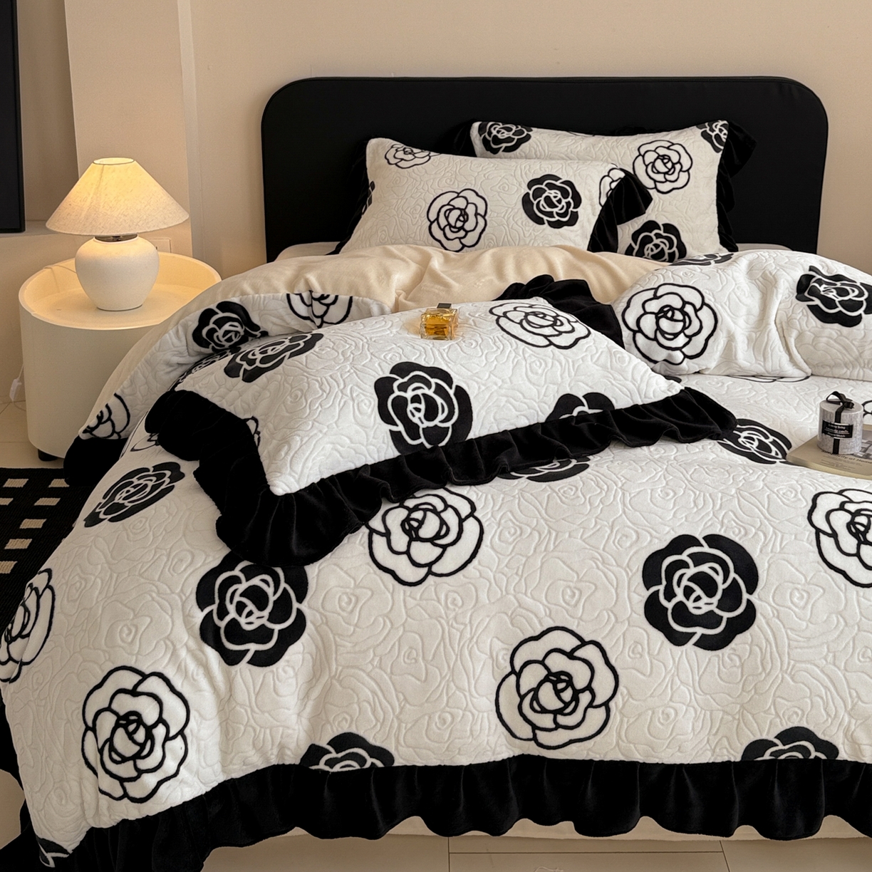 91家纺网 家纺一手货源 找家纺 典曼家纺 2025新款亲肤舒适牛奶绒四件套-可可小姐系列 可可小姐-瓷白