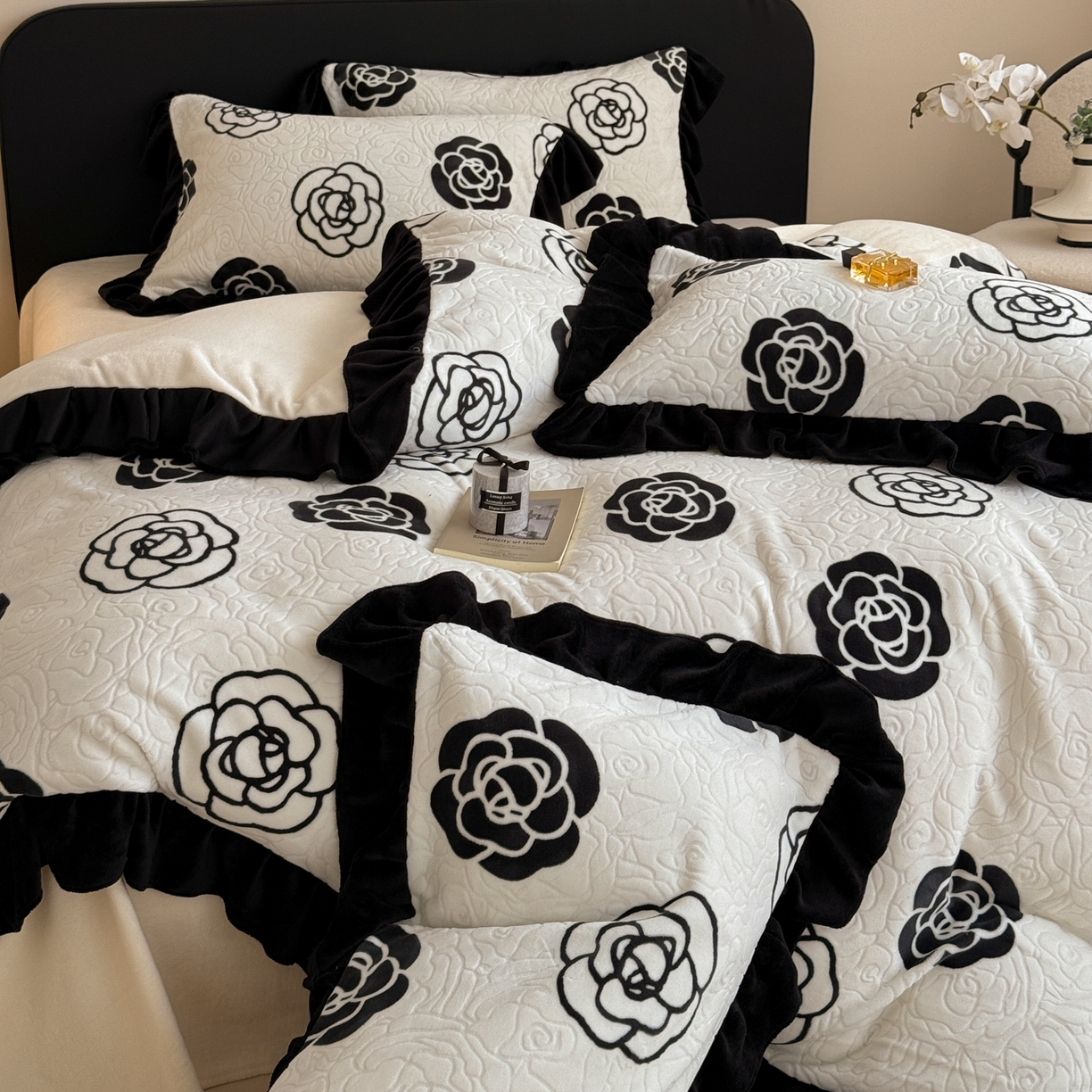 91家纺网 家纺一手货源 找家纺 典曼家纺 2025新款亲肤舒适牛奶绒四件套-可可小姐系列 可可小姐-瓷白