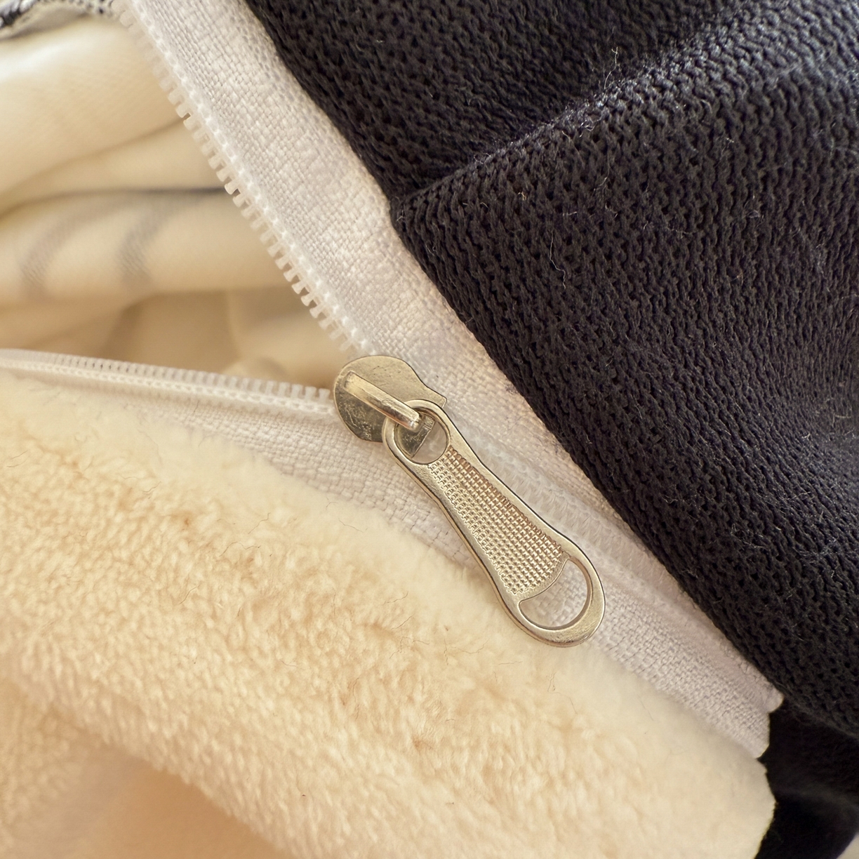 91家纺网 家纺一手货源 找家纺 典曼家纺 2025新款亲肤舒适牛奶绒四件套-可可小姐系列 可可小姐-瓷白