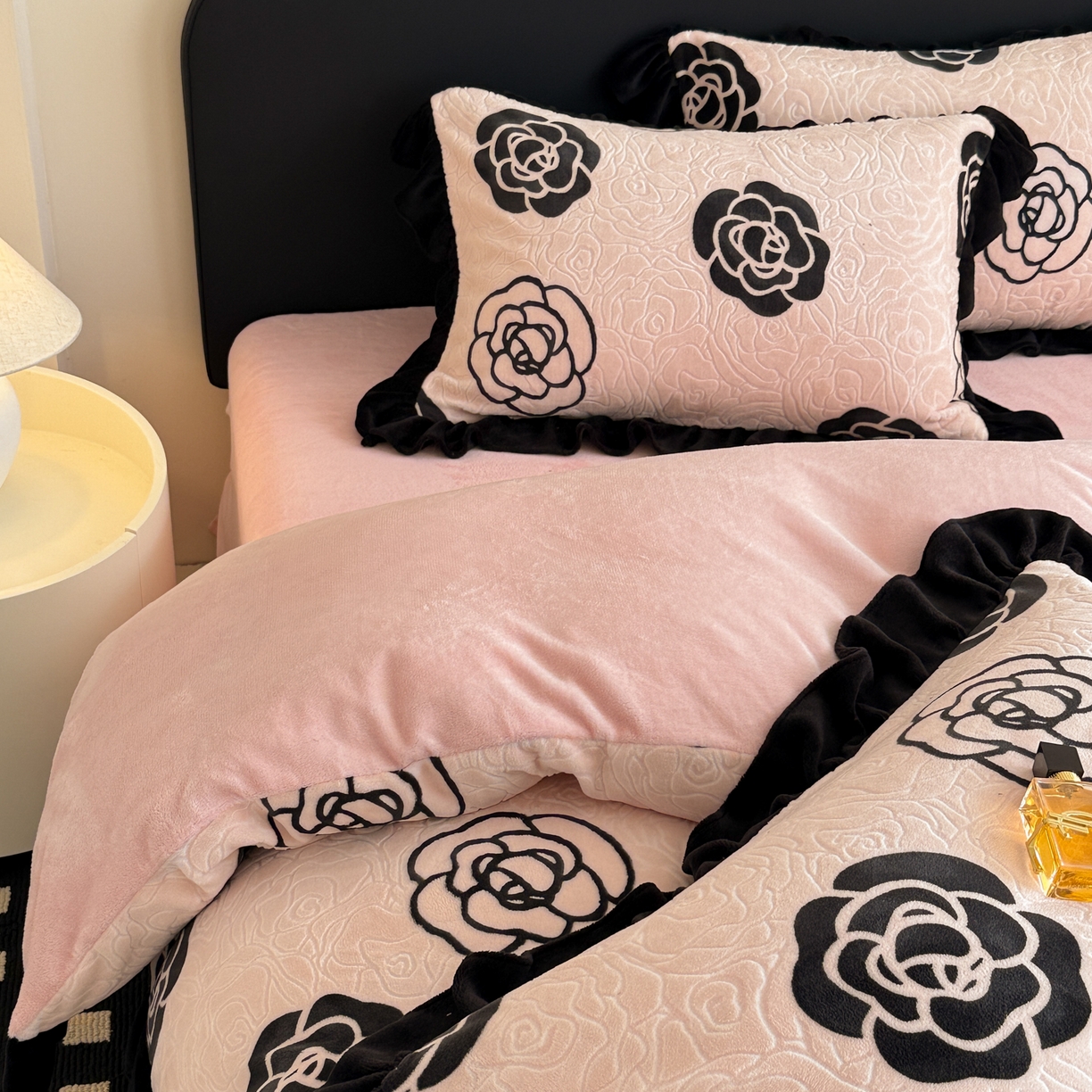 91家纺网 家纺一手货源 找家纺 典曼家纺 2025新款亲肤舒适牛奶绒四件套-可可小姐系列 可可小姐-水粉