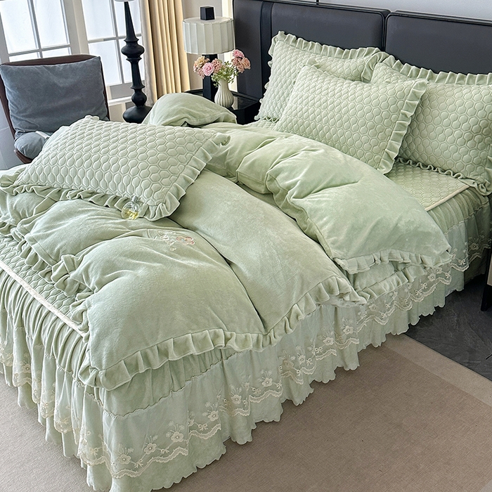 91家纺网 家纺一手货源 找家纺 董韵家纺 2025新款牛奶绒刺绣夹棉床裙四件套系列（控价） 丝语-青霭