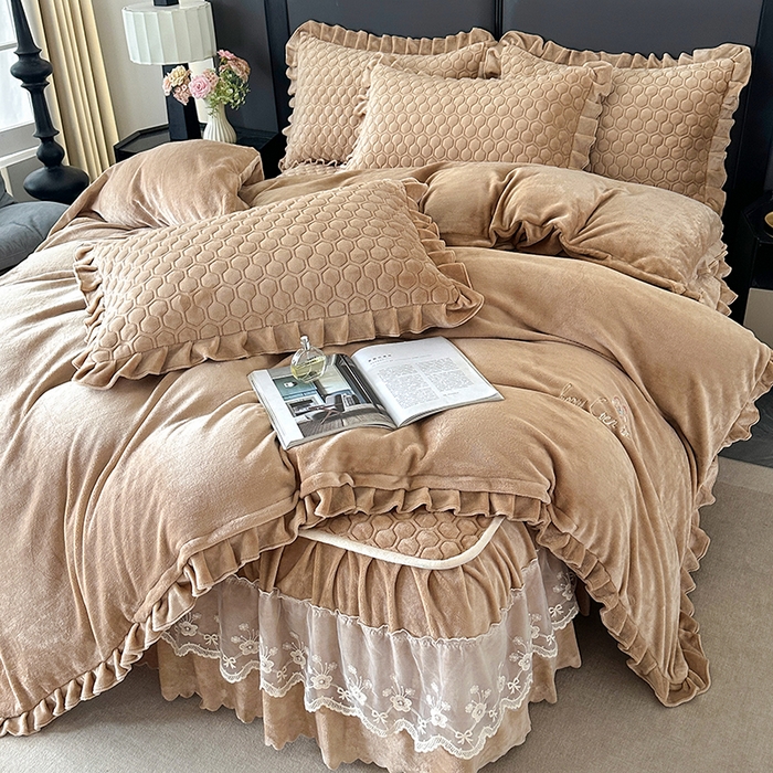 91家纺网 家纺一手货源 找家纺 董韵家纺 2025新款牛奶绒刺绣夹棉床裙四件套系列（控价） 丝语-驼奶咖